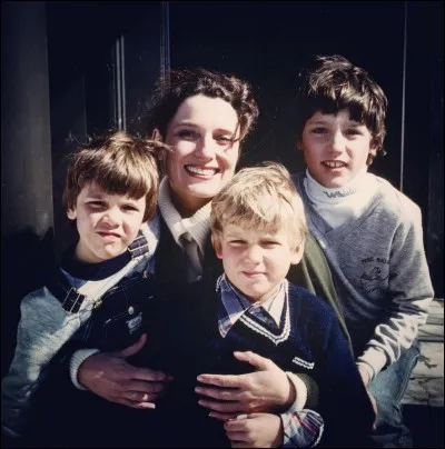 Le mariage de ses parents sera un lien fragile qui ne durera pas une décennie. Le couple se sépare en 1977. Le soir de l'élection de 1979, lorsque Trudeau est battu, elle danse à New York avec le rockeur Mick Jagger.
Margaret a les idées de son âge et son style plaît aux jeunes canadiens.