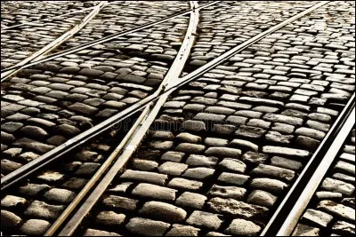 Je suis un moyen de transport urbain circulant sur des voix ferrées. Équipant certaines des plus grandes villes de France telles que Bordeaux, Saint-Étienne, Montpellier ou encore Grenoble, on me retrouve sur plusieurs continents. Consommant assez peu d'énergie, je suis, je suis...