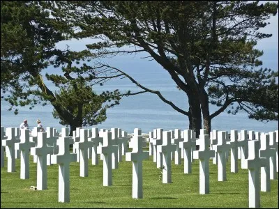 Revenons dans un endroit plus sérieux et émouvant. Il s'agit d'un cimetière très connu situé en Normandie pour les soldats morts lors du débarquement. À quel pays est-il dédié ?