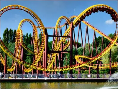Ce parc d'attractions est dédié à un personnage de bande dessinée très connu. Comme manèges, on peut trouver le Tonnerre de Zeus et l'Hydre de Lerne. Quel est donc ce parc ?