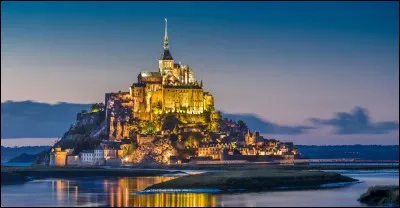 Le mont Saint-Michel est une abbaye très connue et l'un des monuments les plus visités de France. On y trouve un restaurant très réputé pour ses omelettes, celui de la Mère Poulard ! Ce monument se dit normand mais en fait tout le monde sait qu'il fait partie de :