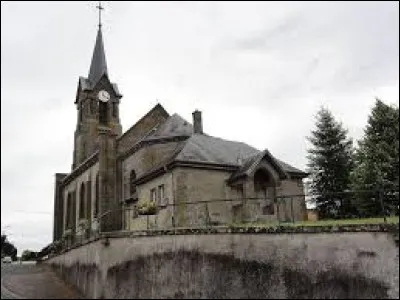 Notre balade prend fin au pied de l'église Saint-Rémy de Vaucourt. Petit village du Grand-Est, dans le Blâmontois et dans l'arrondissement de Lunéville, il se trouve dans le département ...