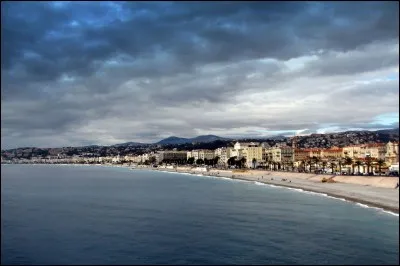 Allons sur la Méditerranée, au bain du premier janvier sur la plage de Nice.