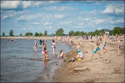 Quitte à se baigner dans l'eau fraîche, autant aller en Europe du Nord, précisément à Oulu, en Finlande. Comment trouvez-vous l'eau ? (ne rêvez pas : la photo a été prise en été)