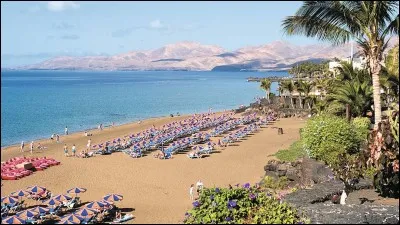 Quittons les eaux glaciales pour une plage espagnole, Puerto del Carmen. En janvier, l'eau y est à 19°. Où se trouve-t-elle?