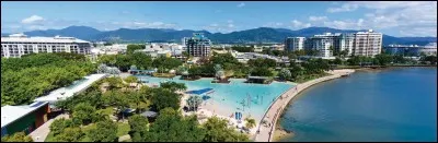 Voici un endroit où l'eau de mer est chaude, à 29 ° : Cairns, en Australie. De quelle mer s'agit-il ?