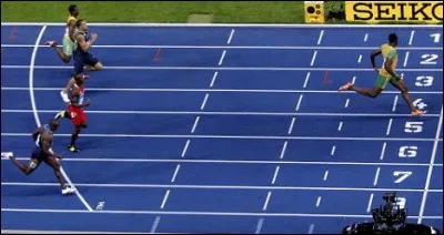 Quelques jours plus tard il pulvérise le record du monde du 200m en :
