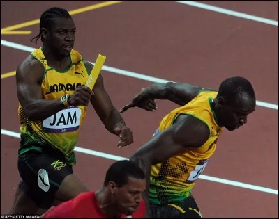 Quelque jours plus tard il rentre sur la piste pour la dernière fois sur 4x100m. A quelle place finit-il ?