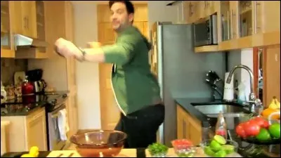 Qui fait de l'oeil à Frank au cinéma ?