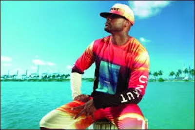 Où peut-on entendre : "Allez les Bleus, allez les lions, moi je suis un peu des deux" ?