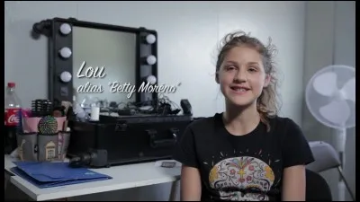 Où vit Lou pendant le tournage d'une série ?