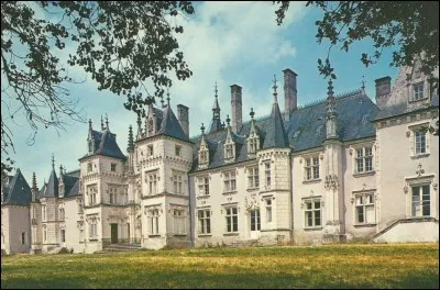 Situé à Huismes, c'est le château...