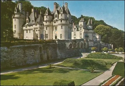 Il se dresse au-dessus des jardins en terrasses créés par Le Nôtre ; c'est bien sûr le château...