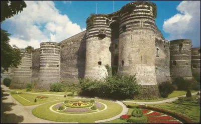 Ce château appartenait aux Foulques ; c'est le château...