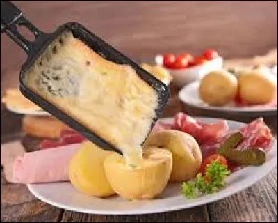 Que mange-t-on traditionnellement avec la raclette ?
