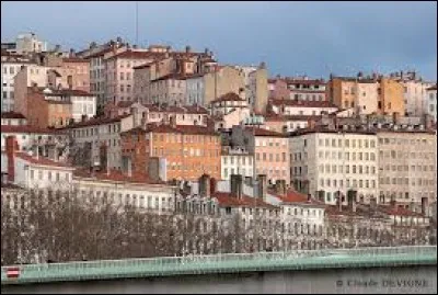 Dans quelle ville se trouve le quartier de la Croix-Rousse ?