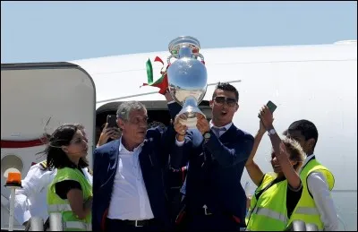 Quelle célèbre chanson chante-t-il lors d'un championnat national dans un avion ?