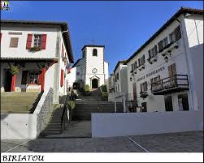 Notre balade commence en Nouvelle-Aquitaine, à Biriatou. Village du Pays Basque, il se situe dans le département ...