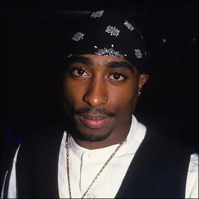 Dans quelle musique prononce-t-il le nom du rappeur Tupac ?