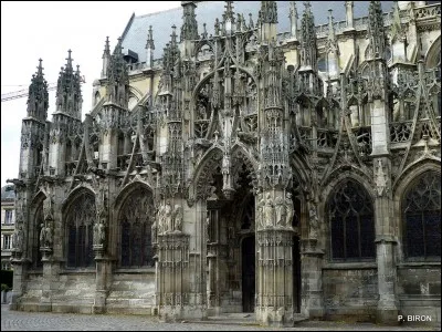 À partir de quel siècle apparaissent les églises gothiques ?