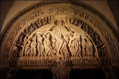 Que représentent souvent les tympans au-dessus des portes et du linteau d'une église ?