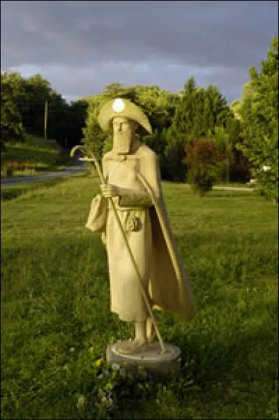 Que porte un pèlerin lors d'un pèlerinage pour que l'on puisse le reconnaître ?