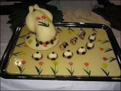 Un chaud-froid est un mets de volaille, de gibier ou de poisson servi :