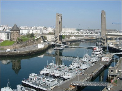 Où se trouve la ville de Brest ?