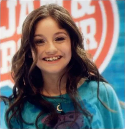 Le vernis à ongles que porte Luna est :