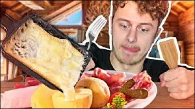 Quel célèbre youtubeur français a fait une vidéo en 2017 sur la raclette ?