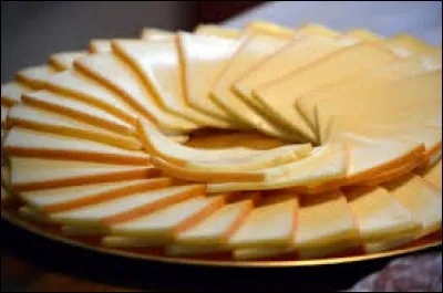 Pour ce plat, on utilise un fromage appelé "raclette". De quel pays est-il originaire ?