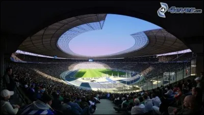 Tu demandes : "Regardes-tu du football ?".