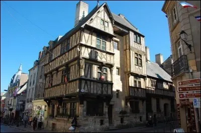 Dans quel département se situe Bayeux ?