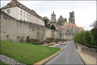 Dans quel département se situe Laon ?