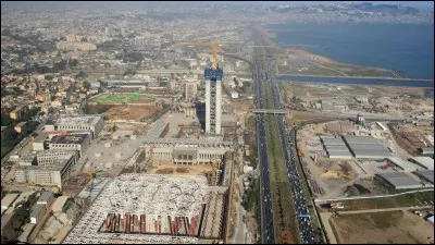 Quelle mosquée (actuellement en construction) est la troisième plus grande mosquée d'Afrique et posséde le plus haut minaret de la planète ?