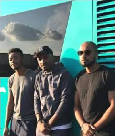 Comment se nomment ses 2 fr&egrave;res qui &eacute;taient sur sc&egrave;ne avec lui durant sa tourn&eacute;e de L'&Eacute;verest ?