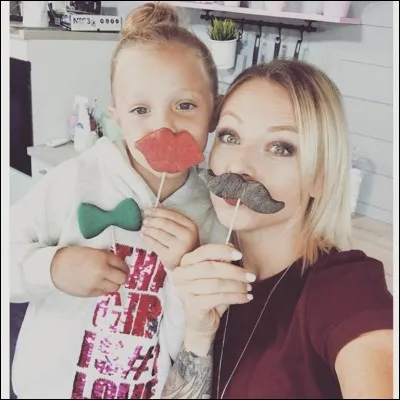 Comment Roxane appelle-t-elle ses abonnés au début de chaque vidéo ?