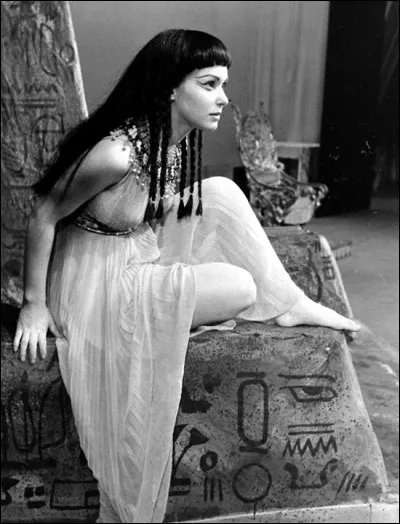 Très intelligente, cette reine d'Égypte envouta de ses charmes le grand Jules César. Qui est-elle ?