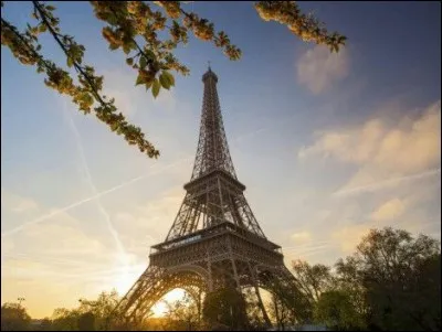 En combien de temps la tour Eiffel a-t-elle été construite ?