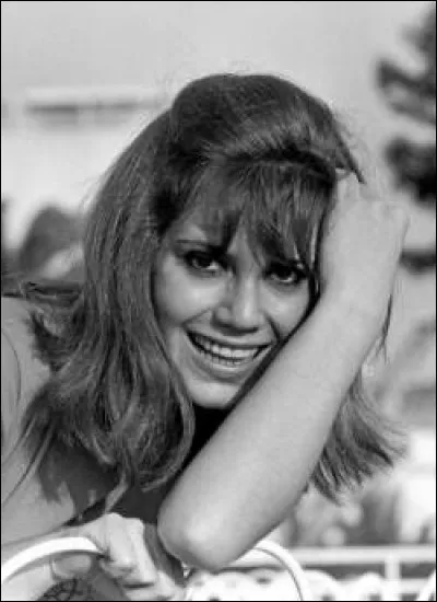 En 1964, une présentatrice télé du nom de Noële Noblecourt est virée pour une raison aussi inédite que stupide ; pourquoi ?