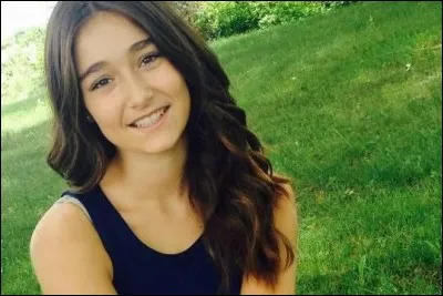 Est-ce que cette fille joue dans "Le Chalet" ?