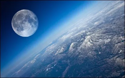 Combien de fois la Lune fait-elle la masse de la Terre ?