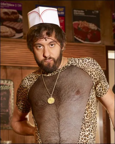 Quel personnage joue le rôle d'un pervers ?