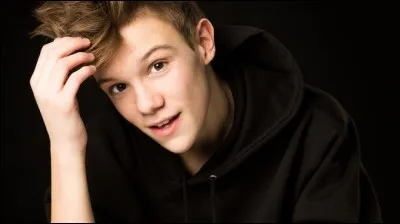 Comment s'appelle ce beau garçon qui a participé à "The voice kids", qui a sorti un album et qui a participé à "Danse avec les stars" ?