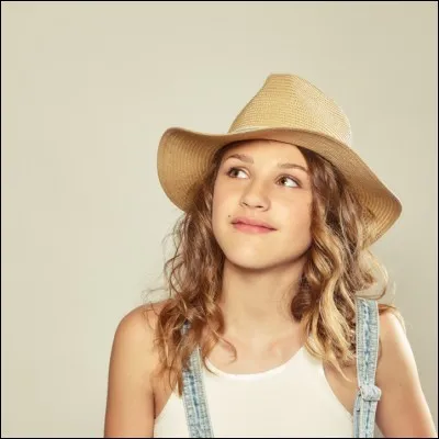 Comment s'appelle cette jeune fille finaliste de "The voice kids 2" qui a sorti un album et qui a repris le générique de "Miraculous" avec un de ses proches amis ?