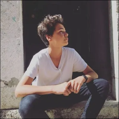 Comment s'appelle ce beau jeune homme qui a participé à "The voice kids" et qui a sorti un album avec un de ses potes de "The voice kids" ?