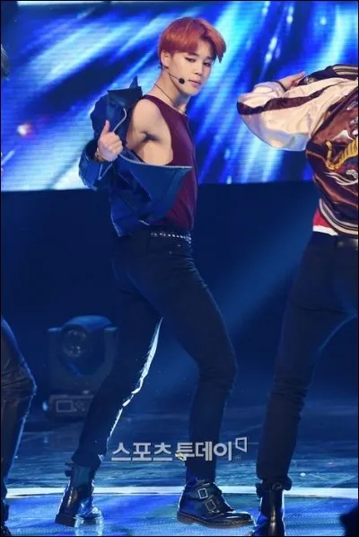 Il aime danser sur des chorégraphies de filles avec...