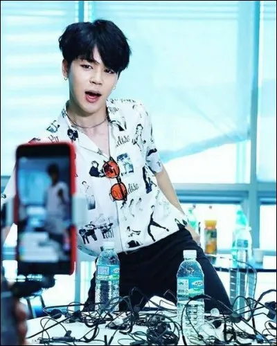 Il est proche de quel membre des VIXX ?