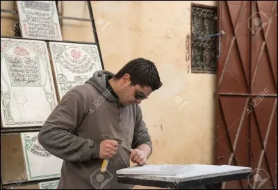 C'est le nom d'une inscription funéraire, placée sur une pierre tombale ou un monument funéraire.