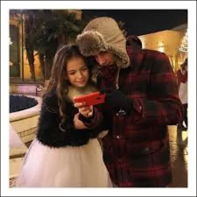 Avec qui est-elle ici ?